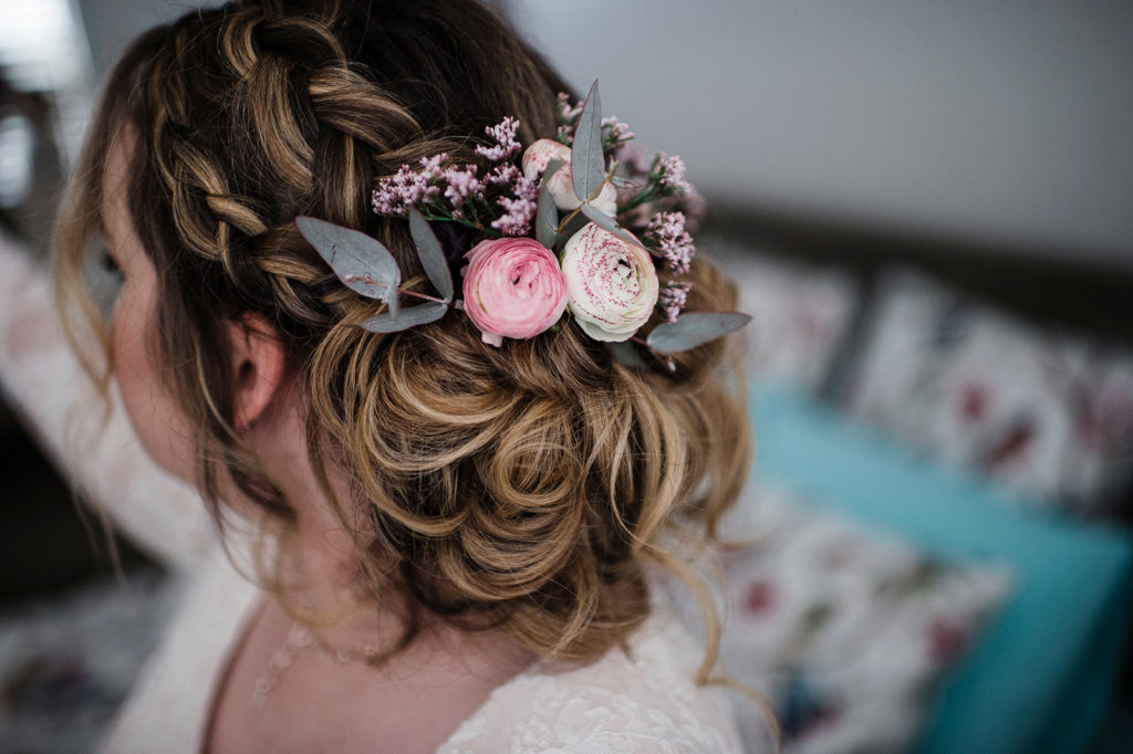 Fresh flowers in her hair for  New Lambton wedding.