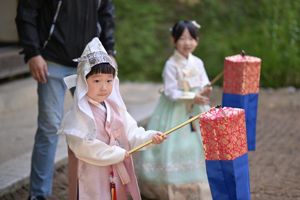 Children at a traditional Korean wedding