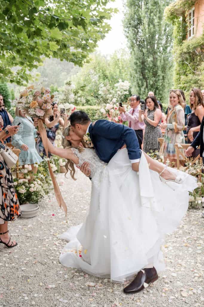 Redleaf Wollombi Couple ost ceremony dip kiss
