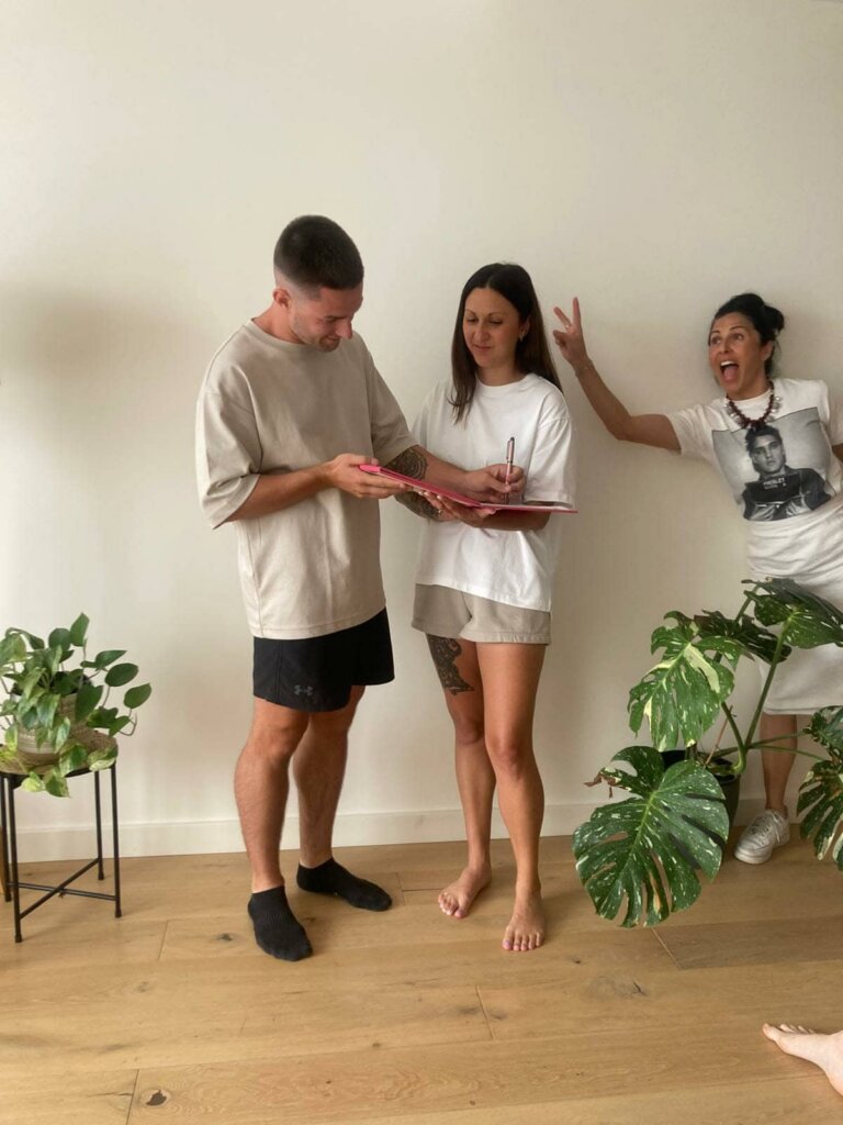 hamilton-wedding-bride-and-groom-reading-vows-with-the-brides-mom-photobombing