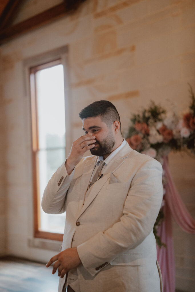 groom-emotional-reaction-upon-seeing-his-bride-rachel-and-nick